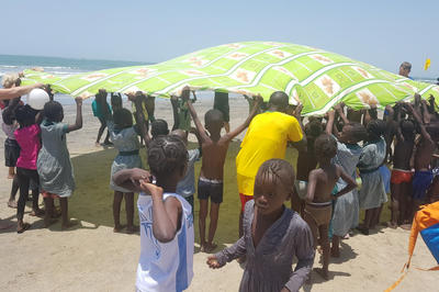 Bild vergrößern: Bützower für Gambia - Kinder Strand 