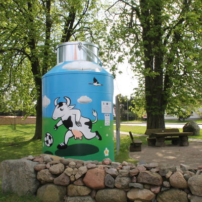 Bild vergrößern: Rühn: Die Milchkanne finden Sie im Ort aus Bützow kommend rechter Hand an der Straßenkreuzung.