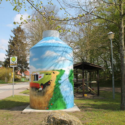 Bild vergrößern: Baumgarten: Die Milchkanne in steht am Ortseingang aus Bützow kommend linker Hand an der Bushaltestelle.