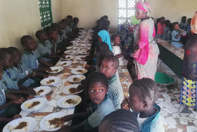 Bild vergrößern: Bützower für Gambia - Essen Schule Kinder 